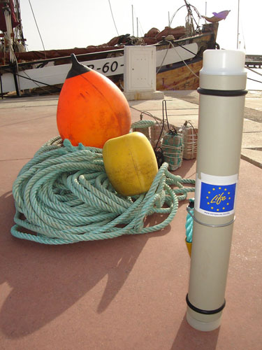 Dispositivo CPOD antes de ser colocado en el mar / The CPOD device before putting it in the sea ©ALNITAK