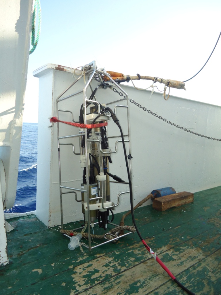 CTD (de las siglas en inglés: Conductivity, Temperature and Depth), equipo de estudio hidrográfico, con el que se mide salinidad, presión, fluorescencia, oxígeno disuelto y temperatura de las masas de agua. Campaña Agosto 2011 Canal de Menorca © IEO