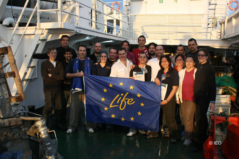 Grupo de Investigación al completo junto al Capitán