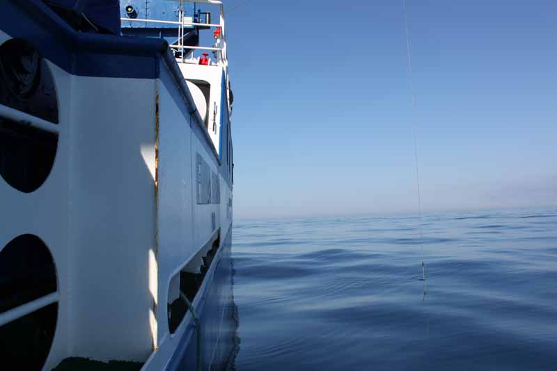 Banda de estribor del B/O Emma Bardán, en el momento de realizar el arriado del sensor de velocidad de sonido. La mar en calma absoluta esta permitiendo que los barridos con multihaz y topas estén dando resultados verdaderamente espectaculares ©IEO