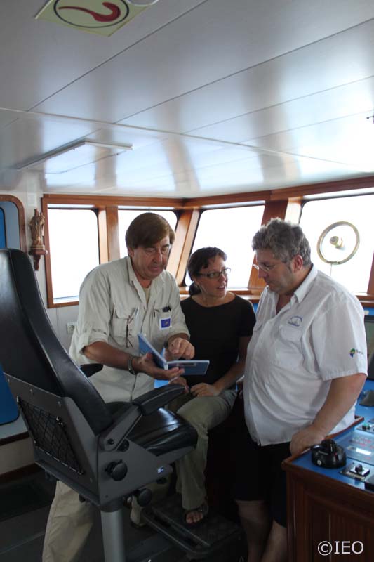 El Capitán, José García Caballero, la Jefa de Campaña, Dra. Nieves López González y el Investigador Principal del proyecto, Dr. Víctor Díaz-del-Río Español, comentan en el puente de gobierno, sobre el cuadernito azul de la Jefa, algunos detalles sobre la 