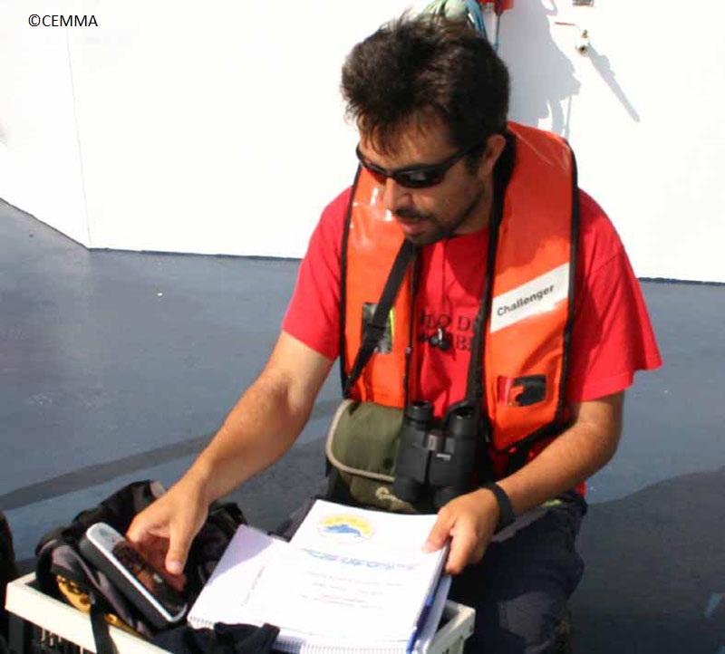 Jose, un miembro del equipo, realizando labores de observación ©CEMMA