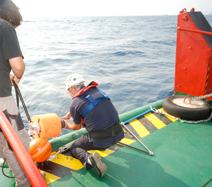 Momento de la preparación de los sistemas acústicos para detectar sonidos de cetáceos antes de ser lanzados al mar / Preparing the acoustic systems to detect the cetaceans sounds before it is dropped to the sea ©ICM-CSIC