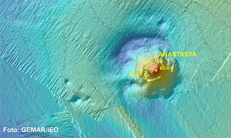 Situación de las dos dragas box corer que hemos obtenido en la cumbre del Volcán de Fango Anastasya. Observad que una de ellas se encuentra en la misma cumbre del cono volcánico, mientras que la otra se localiza en un anillo de colapso que circunda la par