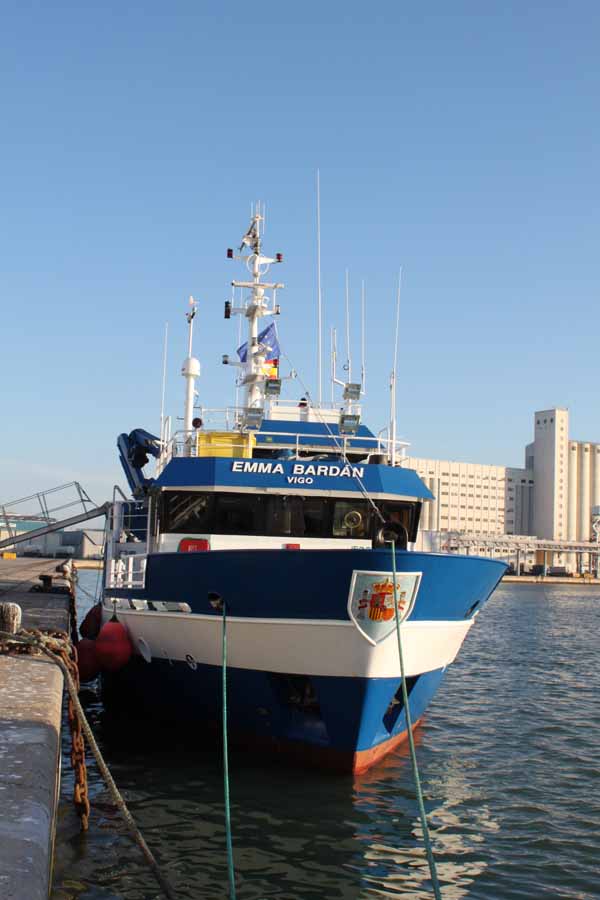 El B/O Emma Bardán atracado en el puerto de la Zona Franca, donde es prácticamente imposible que nos visite alguien más que las gaviotas ©IEO