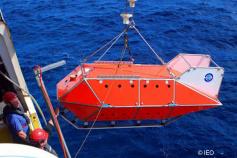 Largando el trineo de fotogrametría TFS-2 desde el pórtico de hidrografía del B/O Thalassa © IEO