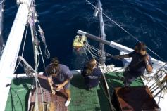 ROV en el agua desde toldilla ©OCEANA / Gorka Leclercq