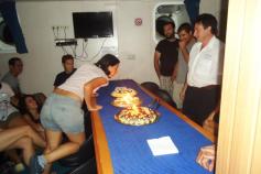 Marta Díaz-Valdés soplando las velas de las 3 tartas con toda la dotación científica a su alrededor. Campaña Agosto - Septiembre 2011 Canal de Menorca © IEO