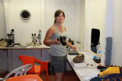 Cèlia, fotografiando esponjas en el laboratorio de a bordo. Es muy importante guardar información del color de estos animales, ya que se pierde luego en el formol. Foto: Sebastián Martín