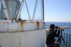 Realizando avistamientos desde el faro de la isla / Undertaking whale watching from the ligthouse of the Isla de Alborán ©ALNITAK