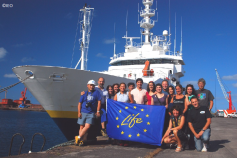 Equipo del IEO con el B/O Thalassa de fondo ©IEO