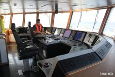 El Capitán Luis Gago en su puesto de control del buque ©IEO