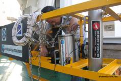 El Tecnólogo Curro López da los últimos retoques al VOR (Vehículo de Observación Remolcado) antes de realizar una inmersión. Las cámaras de fotografía y video submarino son el mejor medio para analizar en detalle los ecosistemas bentónicos que componen el