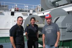 El Jefe de Campaña, Luis Miguel Fernández Salas, junto con la Teniente de Navío Carmen Marina Goicoechea Margalef y el Sargento Francisco Javier Monroy López, del Instituto Hidrográfico de la Marina, departiendo en cubierta mientras se realiza un barrido 