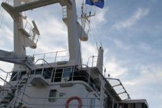 La bandera del Proyecto LIFE ondea en el palo mayor mientras trabajamos en el marco de este proyecto europeo ©IEO