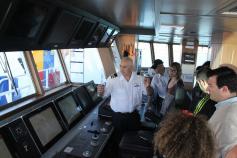 José Mª Abreu, Primer Oficial del B/O Ramón Margalef, explica a los alumnos de La Universidad de Cádiz, los pormenores del sofisticado equipamiento que tiene esta moderna unidad del Instituto Español de Oceanografía ©GEMAR/IEO