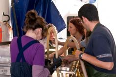 Trabajo a bordo: Pasando la muestra por la torre de tamices © IEO
