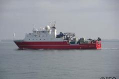 El B/O Sarmiento de Gamboa navegando junto a nosotros por la canal que atraviesa la bahía y que marca el acceso al puerto de la Zona Franca ©IEO