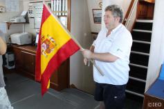 El primer hincha de la selección española. El Capitán del B/O Emma Bardán, José García Caballero. Gracias a la movilización que provocó en el barco, la selección española pudo ganar el partido contra la selección de Chile y la de Portugal ©IEO