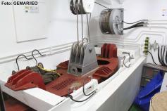 Sala de la barquilla que contiene la sonda multihaz. Este sistema de prospección permanece replegado mientras no hay prospección. Consiste en un sistema telescópico, por lo tanto, cuando se inicia la prospección nocturna, se acciona el mecanismo que permi