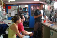 Preparación de los laboratorios y explicación a los jóvenes investigadores de cómo funcionan los equipos / Young scientists learn how the equipment works and how to prepare the laboratory ©ICM-CSIC