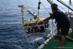 Miembros de la tripulación bajando el ROV ©Fundación Biodiversidad